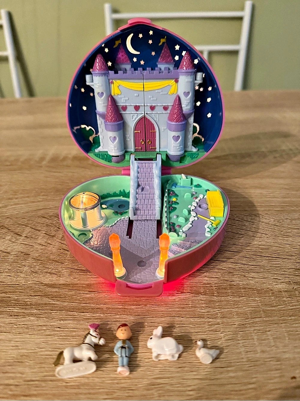 Vintage 1992 Bluebird Polly Pocket Starlight Castle compact w/ Lights + Figures
